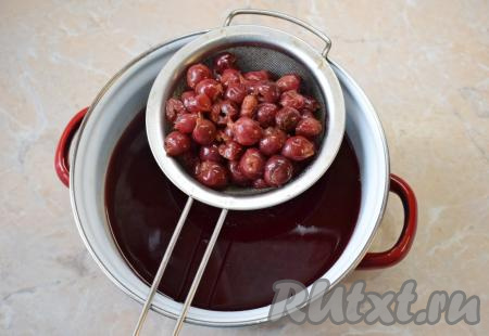 Настоявшийся напиток процедите, чтобы удалить ягоды (вишня для приготовления киселя в дальнейшем не понадобится). Кастрюлю с процеженным вишнёвым напитком поставьте на огонь, снова доведите до кипения, уменьшите огонь.