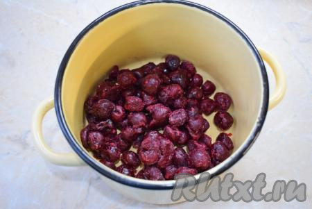 200 грамм замороженной вишни (ягоды размораживать заранее не надо) выложите в небольшую кастрюлю.