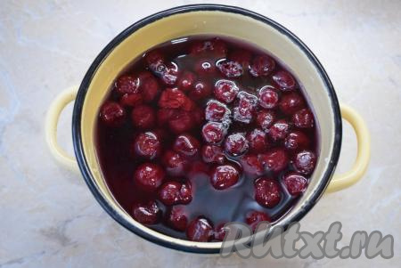 Залейте ягоды 1 литром воды.