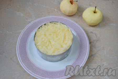 Яблоки очистите от кожуры и натрите их на тёрке. Яблочный слой придаст салату свежесть. Смажьте сверху майонезом.
