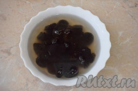 Чернослив заранее залейте кипятком и оставьте на 5 минут. Затем промойте его в проточной воде и обсушите с помощью бумажного полотенца, чтобы удалить лишнюю влагу. Нарежьте чернослив на мелкие кусочки и выложите следующим слоем салата + майонез.