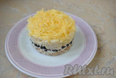 Аккуратно снимите с салата сервировочное кольцо и посыпьте салат&nbsp;тёртым сыром.