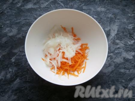 По прошествии времени промыть лук холодной водой, отжать, выложить в миску. Добавить натёртую на крупной тёрке сырую очищенную морковь.