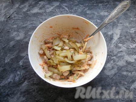 Теперь добавить нарезанный соломкой (или брусочками) солёный огурец и перемешать. Салат посолить и поперчить.