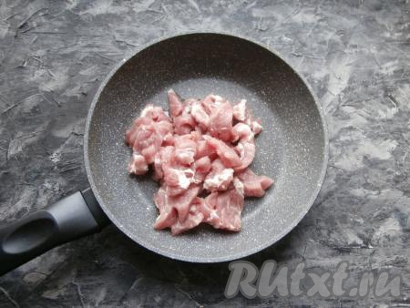 Свинину нарезать брусочками, поместить в сковороду с растительным маслом.