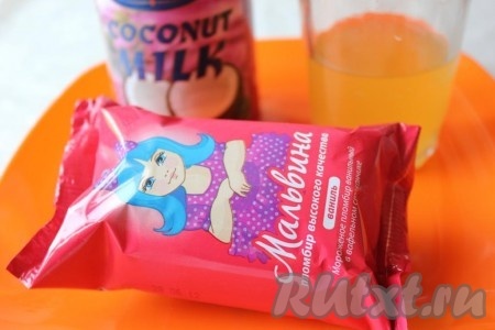 Кокосовое молоко используйте либо покупное консервированное, либо приготовленное самостоятельно по-домашнему. Мороженое лучше использовать пломбир, но и сливочное или молочное тоже подойдут. Сок ананасовый для классического варианта рекомендуется процеженный.