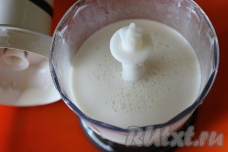 Пробейте ингредиенты до однородного состояния на высоких скоростях, если у блендера есть режим "турбо", то используйте его.