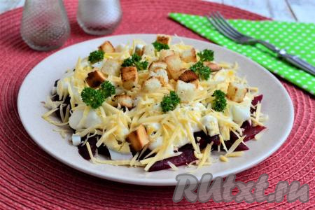 Салат из варёной свеклы, яиц и сыра