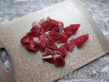 Свеклу отварить в кипящей воде в течение 1 часа, остудить, очистить. Яйца отварить вкрутую (не менее 8-10 минут в кипящей воде) и очистить. Нарезать свеклу достаточно тонкими дольками.