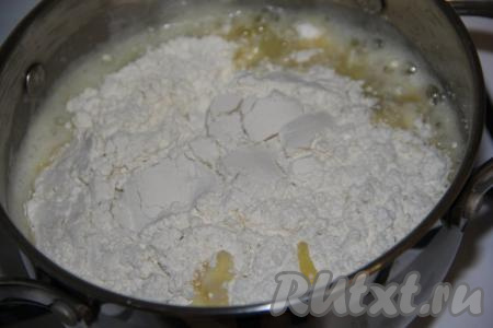 Как только масса закипит, всыпать муку в кастрюлю и быстро перемешать с помощью ложки.
