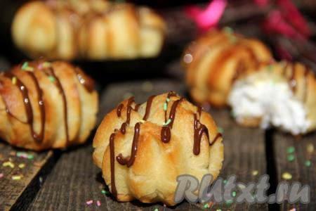 Вкусные и красивые профитроли, приготовленные с начинкой из взбитых сливок, подать к чаю. У меня получилось 30 штук. Уверена, такие профитроли понравятся и вам, и вашим близким!
