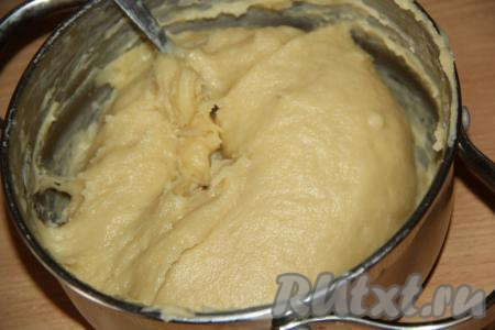 Заварное тесто для приготовления профитролей получится не густым, вязким и эластичным.