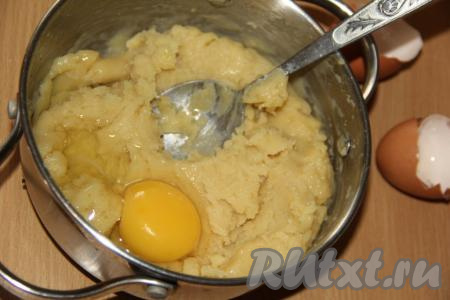 Масса получится тугой и плотной, сняв кастрюлю с огня, дать остыть в течение 5-7 минут. Хорошо перемешать тесто и только потом ввести 1 яйцо, тщательно перемешивая ложкой.