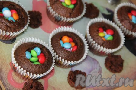 Наполнить углубление в капкейке цветными конфетками (я брала цветное драже с шоколадом внутри).