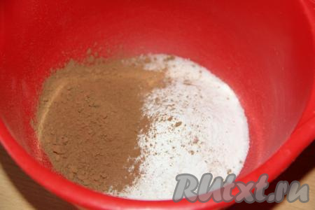 Для замешивания теста соединить в глубокой миске сахар и какао.