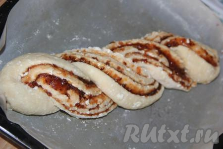 Переплести две части рулета, как косичку.&nbsp;