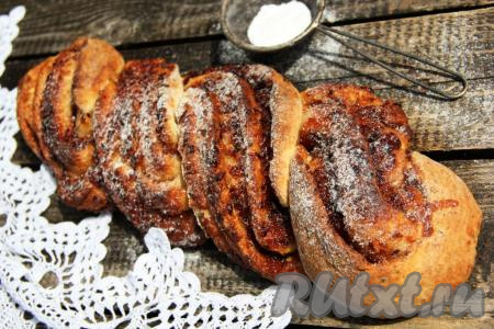 Готовую выпечку достать из духовки, дать ей немного остыть,&nbsp;переложить на тарелку, посыпать, по желанию, сахарной пудрой, нарезать и подать к чаю. Творожная плетёнка с джемом особенно вкусна в тёплом виде, но и после остывания она очень хороша.