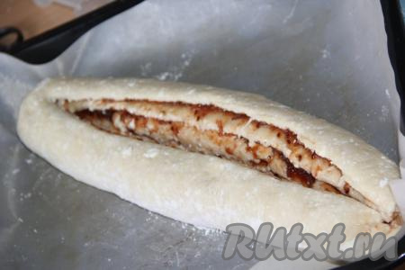 Противень застелить пергаментом и выложить рулет на противень. Разрезать рулет по всей длине не дорезая один край.&nbsp;