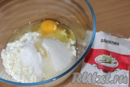 Добавить яйцо, яичный белок, растительное масло и ванилин.