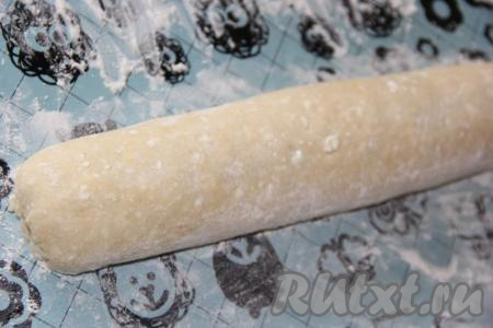 Свернуть пласт в плотный рулет. Если тесто липнет, то припылите его немного мукой.