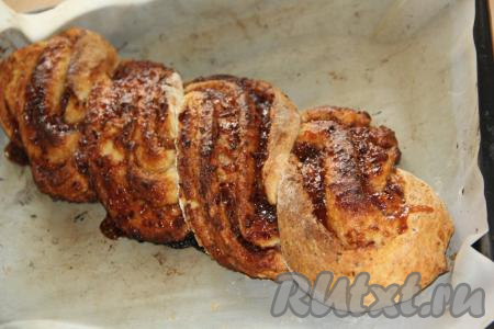 Выпекать творожную плетёнку с джемом в разогретой духовке при температуре 200&nbsp;градусов, примерно, 45 минут (до золотистого цвета).&nbsp;