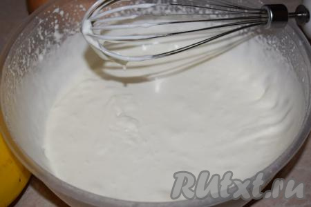 Как только сливки начнут густеть, а на их поверхности во время взбивания начнут образовываться бороздки от венчика, можно добавлять творожный сыр.