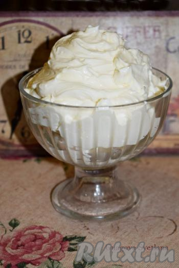 Крем из творожного сыра, сливок и сахарной пудры