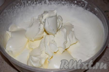 Сыр выкладываем по 2 столовые ложки и после каждого добавления взбиваем миксером в течение 1-2 минут.