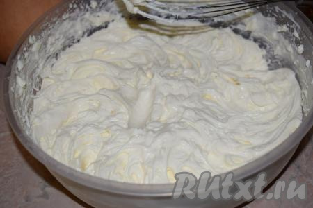 Вот какой пышный, нежный&nbsp;и очень вкусный крем из творожного сыра, сливок и сахарной пудры должен у нас получиться.