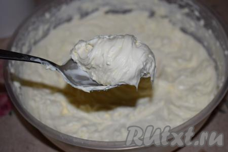 Готовый крем отлично держит форму, он не течёт и&nbsp;плотно держится на ложке.