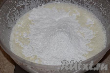 К вспенившимся сливкам добавляем сахарную&nbsp;пудру в 3 приёма и после каждого добавления взбиваем сливки с пудрой миксером в течение пары минут. Количество сахарной пудры регулируйте по своему вкусу.