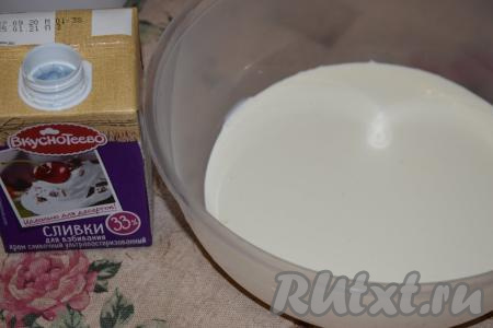 В чашу наливаем холодные сливки и начинаем взбивать их при помощи миксера в течение 3-4 минут.