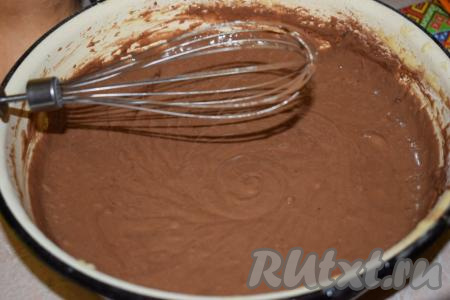 Далее при помощи миксера взобьём все ингредиенты до получения нежного, похожего на густую сметану теста (на взбивание потребуется 3-4 минуты).