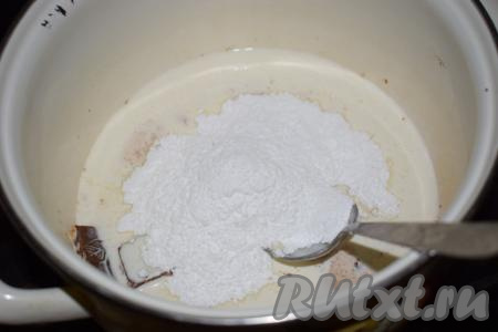 К сливкам и шоколаду добавляем сахарную пудру и ставим кастрюлю на огонь. Растапливаем шоколад и сахарную пудру в сливках в течение&nbsp;пары минут на среднем огне.