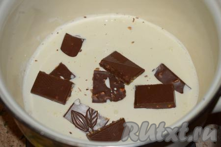 Готовим чиз крем, для этого&nbsp;в кастрюлю наливаем сливки, добавляем шоколадку, разломанную на дольки.