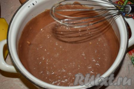 Далее достаём охлаждённые шоколадные сливки из холодильника и взбиваем при помощи миксера в течение 7-8 минут (до загустения).