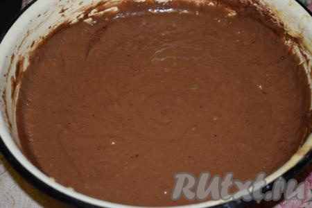 Дадим тесту постоять пару минут для того, чтобы какао разошлось, и&nbsp;наше шоколадное бисквитное тесто готово.