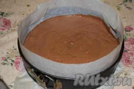 Форму диаметром 26 см выстилаем пергаментом, покрывая дно и бока формы. На пергамент выливаем тесто и пару раз стучим формой об стол (стучать нужно для того, чтобы тесто равномерно распределилось).