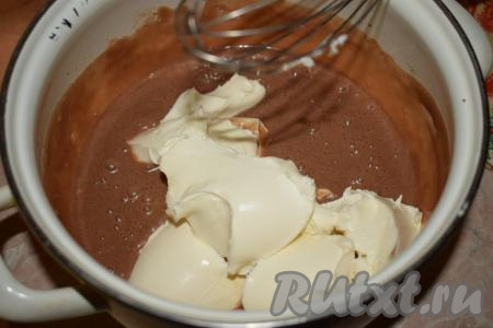 К взбитым шоколадным сливкам добавляем творожный сыр в 3 приёма и каждый раз после добавления взбиваем крем, примерно, по 2 минуты.
