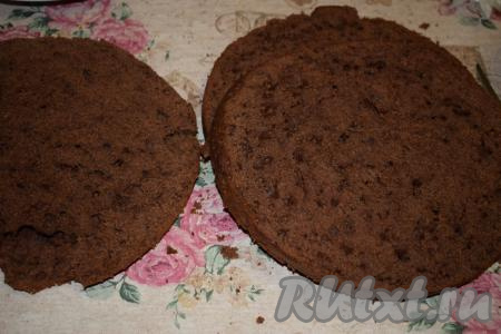 Остывший бисквит разрезаем на 3 части при помощи длинного ножа. Затем ножом проводим по поверхности коржей, соскребая рыхлую бисквитную крошку (этой крошкой мы украсим торт сверху).