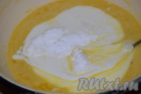 Вольём в миску кефир, добавим соду и разрыхлитель, хорошо перемешаем.