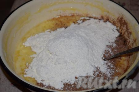 Всыпем в миску муку и перемешаем тесто&nbsp;до однородности.
