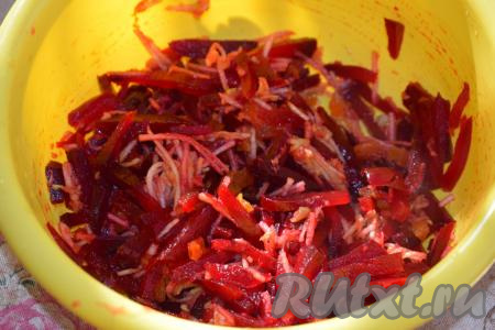 Брусочки свеклы также отправим в миску, хорошо перемешаем ингредиенты между собой.