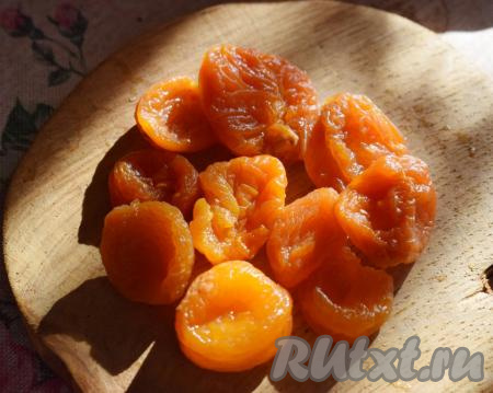 Курагу промоем под горячей водой и обсушим.