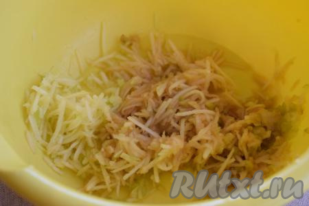 Яблоко натрём на средней тёрке и отправим в миску.