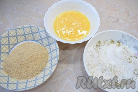Теперь нужно подготовить ингредиенты для кляра. В чаше взболтайте яйца с небольшим количеством соли. В достаточно глубокой тарелке смешайте муку и специи для рыбы (я обычно использую набор готовых специй для рыбы). В другую тарелку насыпьте панировочные сухари.