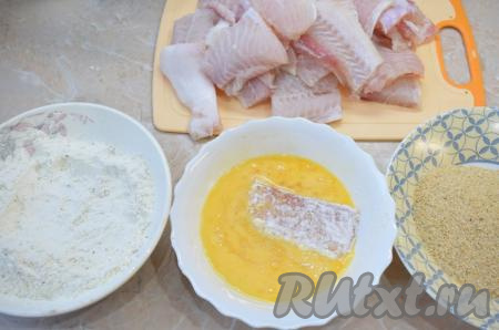 Каждый кусочек филе пангасиуса обваляйте в муке со всех сторон, затем полностью окуните в яйцо, после этого обваляйте в панировочных сухарях со всех сторон. Рыба будет надёжно скрыта под таким кляром и при жарке все соки останутся внутри кусочков. Подготавливайте столько кусочков рыбки в кляре, сколько поместится на сковороде.