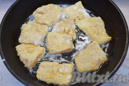 На горячую сковороду налейте немного растительного масла и выложите филе пангасиуса в кляре. Обжаривайте по 2-3 минуты с каждой стороны (до золотистости) на небольшом огне, чтобы рыбка успела прожариться внутри.