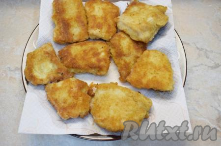 Переложите готовое филе пангасиуса в кляре со сковороды на бумажное полотенце, чтобы удалить остатки масла. Аналогично обваляйте в кляре оставшуюся рыбку и обжарьте её.