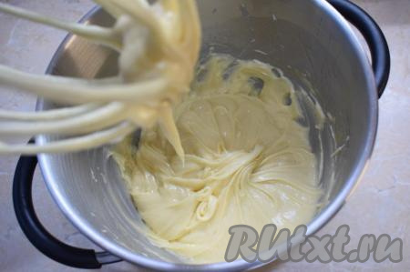 Готовое тесто должно стекать с венчика, но всё ещё держать форму, не растекаясь (как на фото). Поэтому количество яиц может быть больше или меньше. Ориентируйтесь на консистенцию теста. Тесто выложите в кулинарный мешок.